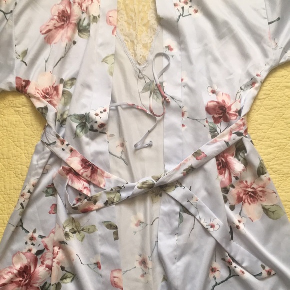 Apt. 9 Floral Satin Lace Accent Belted Wrap Robe size Medium - Picture 8 of 16